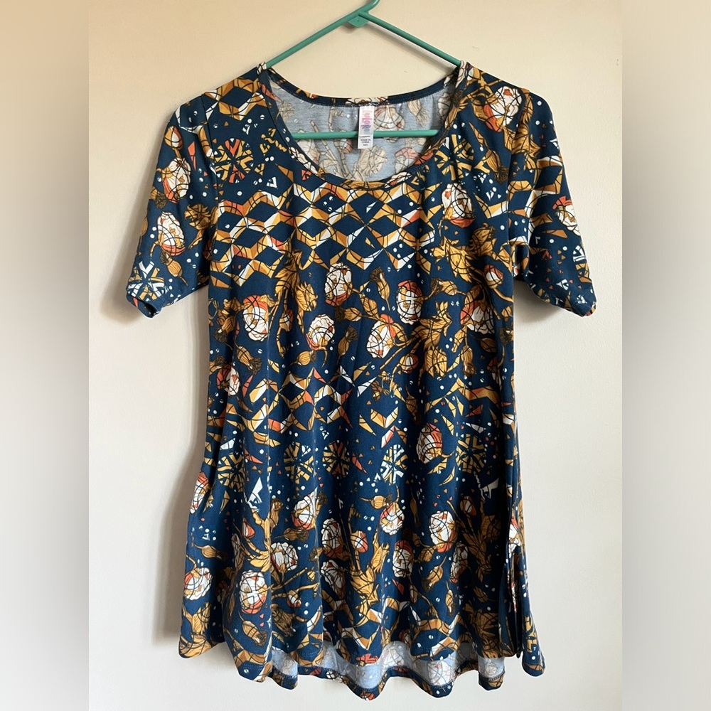 $5 Holla!  Lularoe top xxs